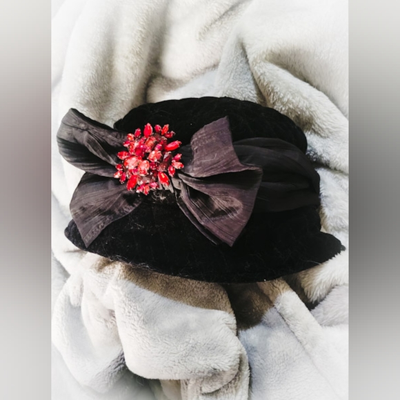 Vintage-Style Alessandra Bacci Bucket Hat with Vintage Red Brooch - Italian - Picture 2 of 6